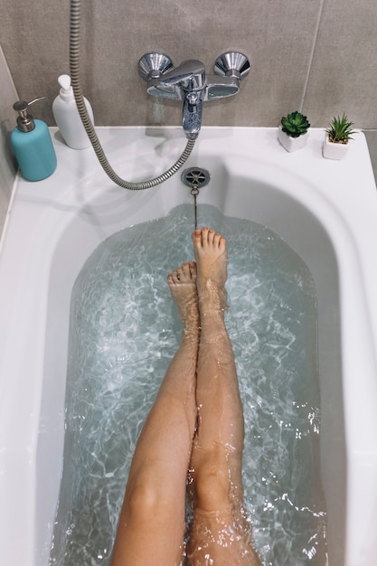 Photo gratuite de dessus les jambes dans la baignoire