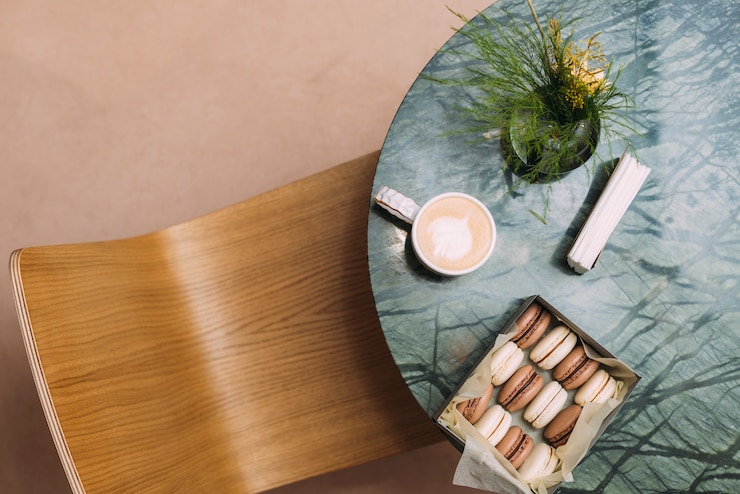 Photo gratuit de dessus des macarons et du café sur la table