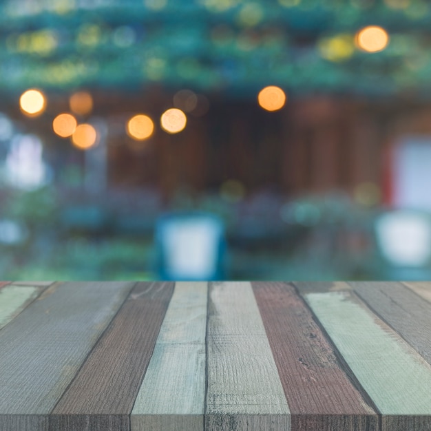 Photo gratuite dessus de table en bois devant le jardin avec des lumières floues de bokeh