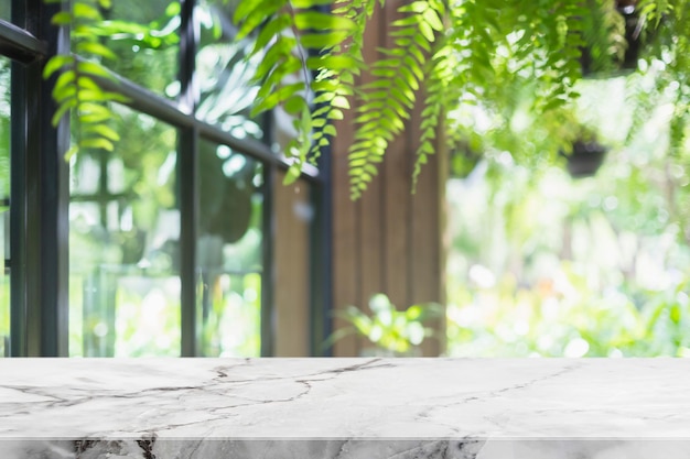 Dessus de table en pierre de marbre blanc vide et espace intérieur de la bannière du café et du restaurant simulent un arrière-plan abstrait - peuvent être utilisés pour l'affichage ou le montage de vos produits.