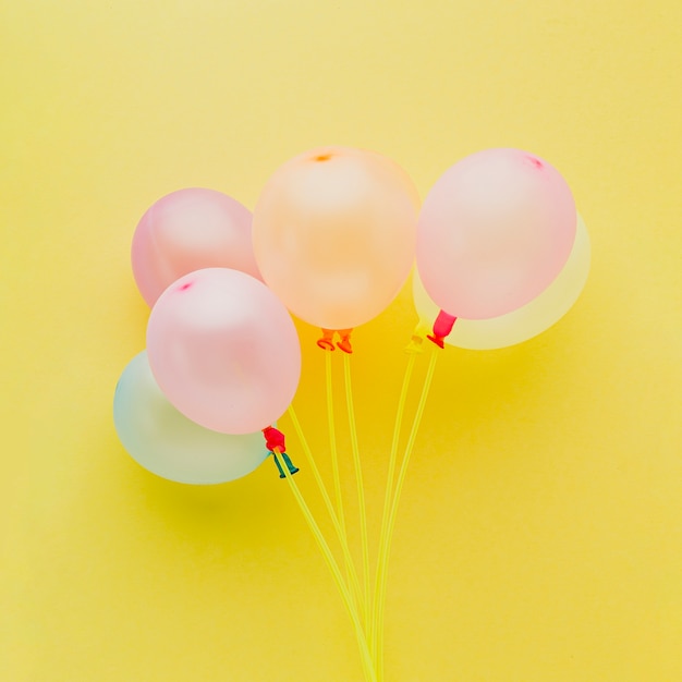 Dessus de vue décoration avec des ballons sur fond jaune