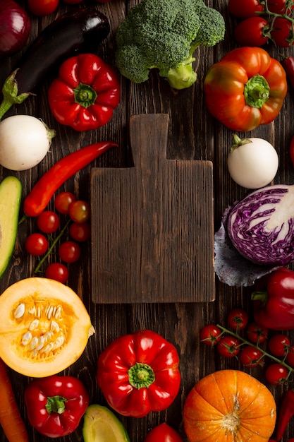 Photo gratuite dessus de vue légumes et planche de bois