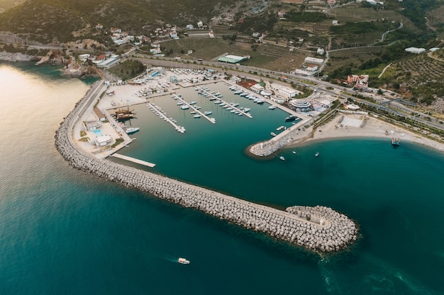 Destination touristique avec vue sur mer et nombreux yachts en Turquie