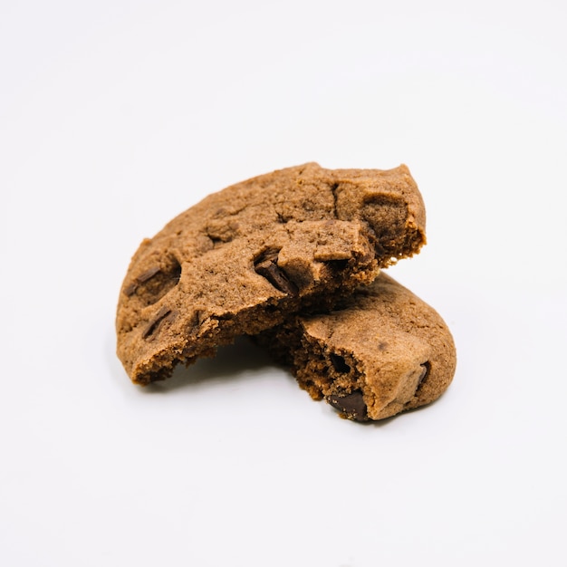 Détail des biscuits au chocolat sur fond blanc