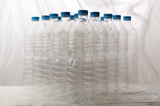 Détail des bouteilles en plastique pour le recyclage.