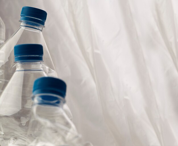 Détail des bouteilles en plastique pour le recyclage.