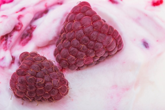 Détail de deux framboises sur glace