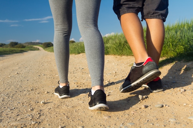 Détail des jambes en marche sur le terrain