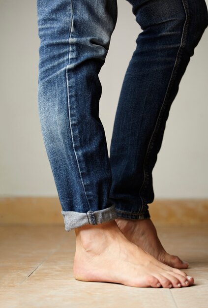 détail de jeans habillé par un modèle