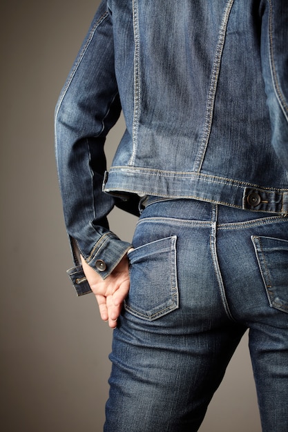 Photo gratuite détail de jeans habillé par un modèle