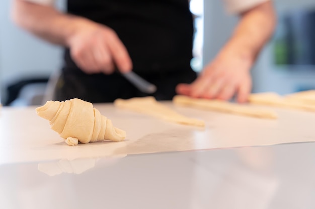 Détail Des Mains D'un Homme Faisant Cuire Des Croissants Façonnant Avec Le Travail De Pâte Feuilletée à La Maison