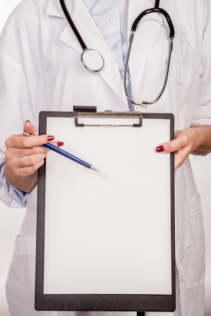 Photo gratuite détail d'un médecin avec un stéthoscope tenant un presse-papier