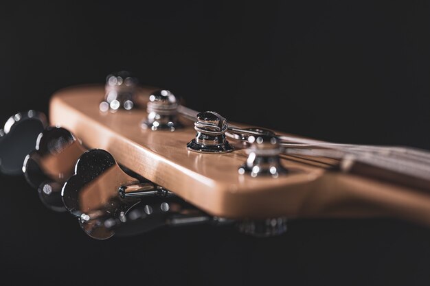 Détail d'un poteau de réglage sur la poupée en bois d'une guitare basse électrique.