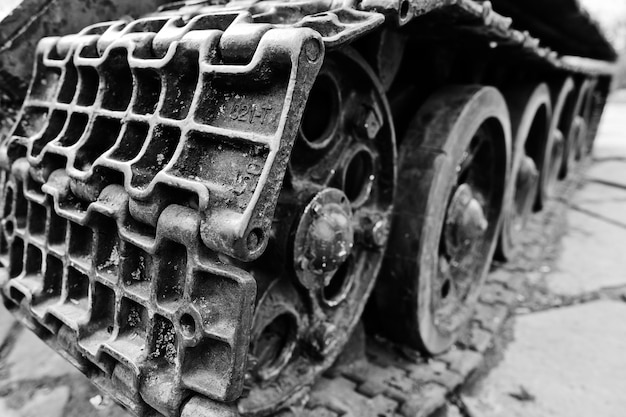 Détail tourné avec de vieilles chenilles et roues de réservoir vintage