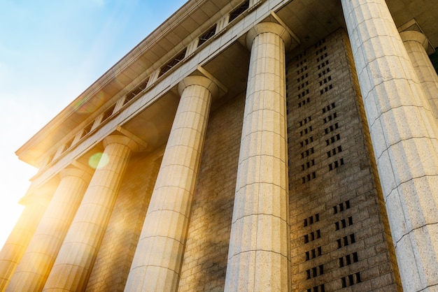 Photo gratuite détails de la colonne de marbre gris sur le bâtiment