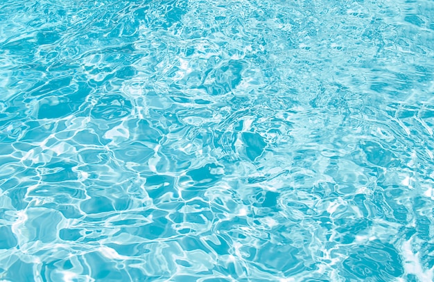 Photo gratuite détails de l'eau ondée de la piscine bleue