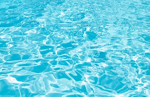 Détails de l'eau ondée de la piscine bleue
