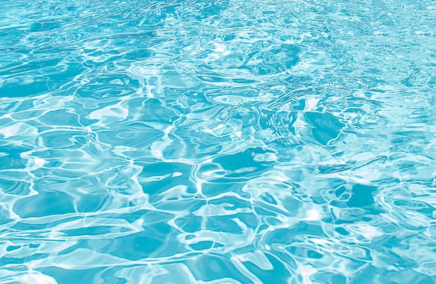 Photo gratuite détails de l'eau ondée de la piscine bleue