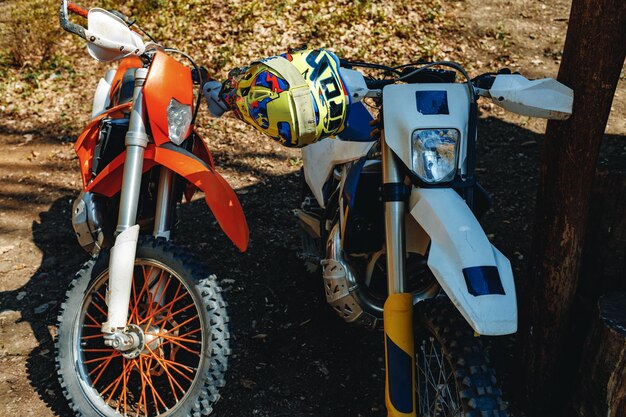 Détails gros plan de cross moto garée sur le sol