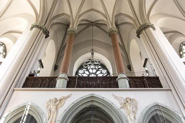 Détails de l'intérieur de l'église catholique en couleurs claires