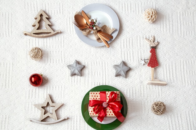 Détails pour la mise en table de Noël sur fond blanc se bouchent.