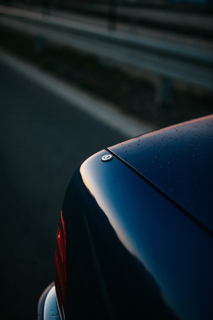 Photo gratuite détails d'une voiture avec le ciel coucher de soleil qui s'y reflète