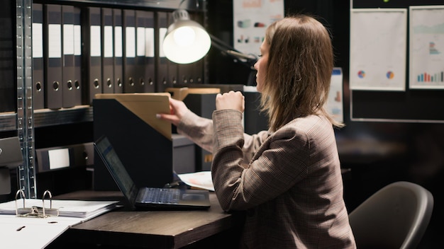 Photo gratuite un détective au bureau.