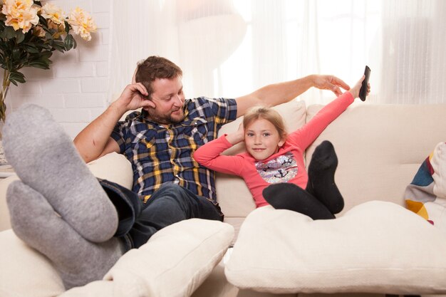 Détendu père et fille sur le canapé