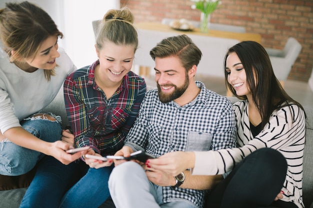 Détente des personnes partageant avec des gadgets