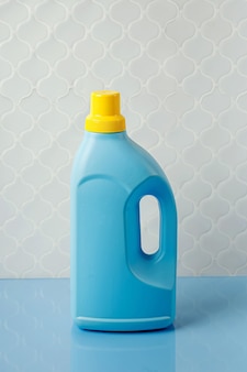 Détergent pour vêtements pour enfants dans une bouteille bleue dans la salle de bain. concevez des emballages de bouteilles vierges de maquette.