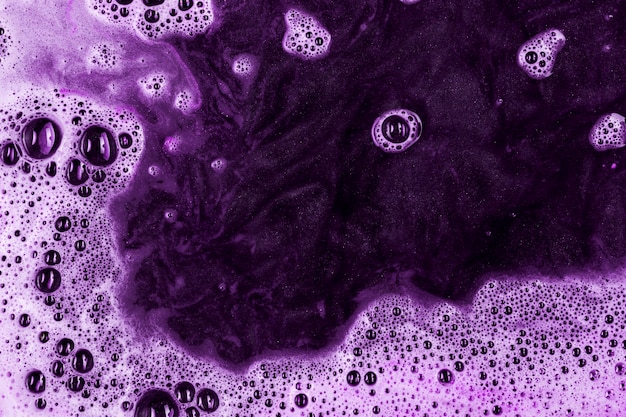 Photo gratuite détergent violet liquide avec spume