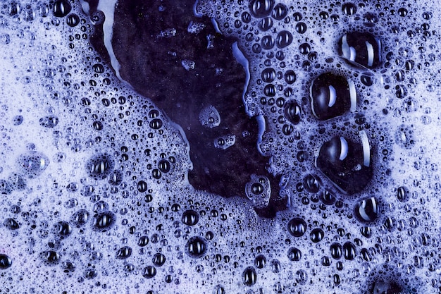 Photo gratuite détergent violet liquide avec spume