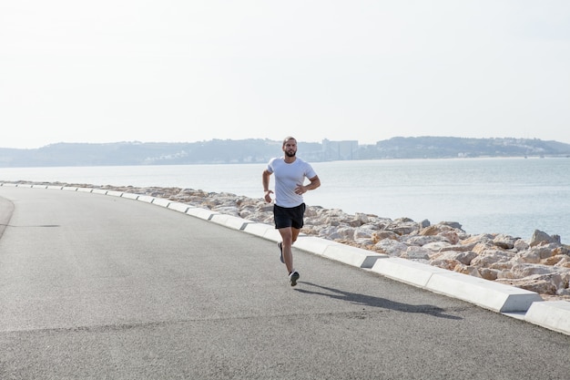 Déterminé Strong Sportsman Running at Seaside