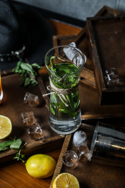 Détox frais avec des légumes et des herbes sur un bureau en bois