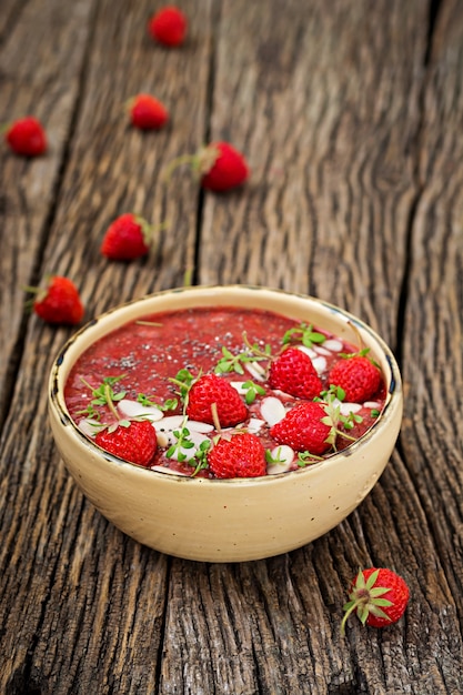 Détox Et Petit Déjeuner Superaliments Sains Dans Un Bol. Pudding De Graines De Chia Végétaliennes Aux Fraises Et Aux Amandes. Smoothie Aux Fraises.