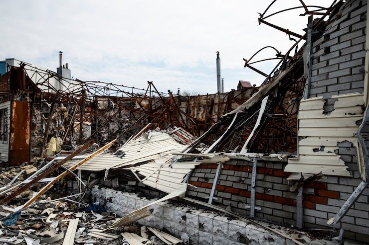 Photo gratuit détruit le bâtiment de la guerre russe en ukraine