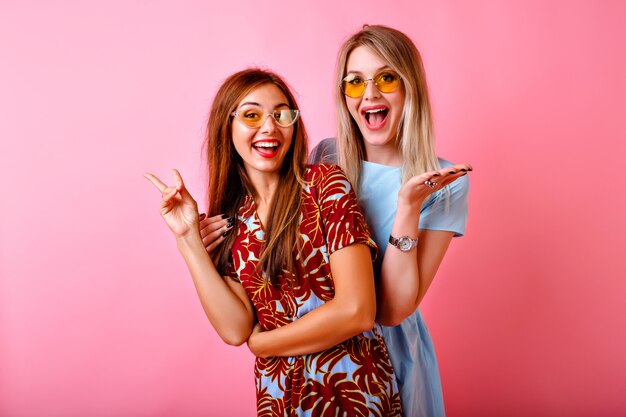 Deux adorables jeunes femmes heureux s'amusant ensemble