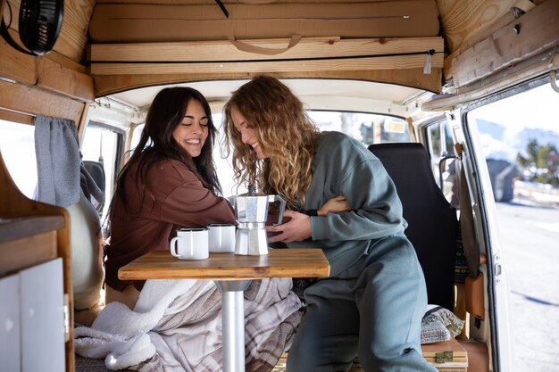 Deux amantes buvant du café pendant le voyage d'hiver