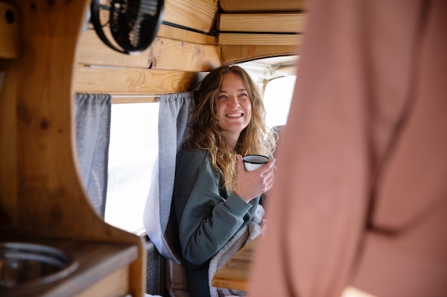 Deux amantes buvant du café pendant le voyage d'hiver