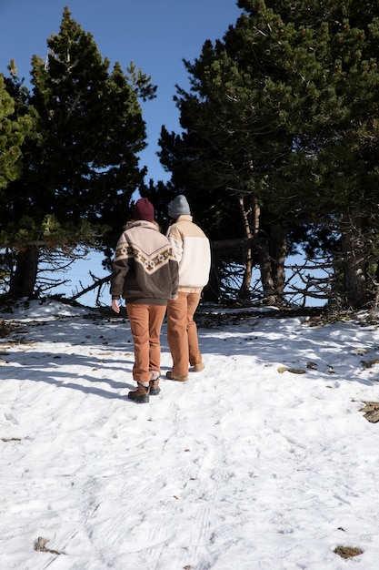 Deux amantes se promenant sur la neige en hiver