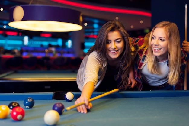 Deux amies appréciant le jeu de billard