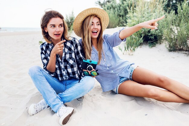 Deux amies heureux s'amusant sur la plage