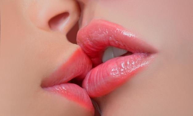 Deux amies lesbiennes embrassant des lèvres sensuelles embrassent la passion et le toucher sensuel