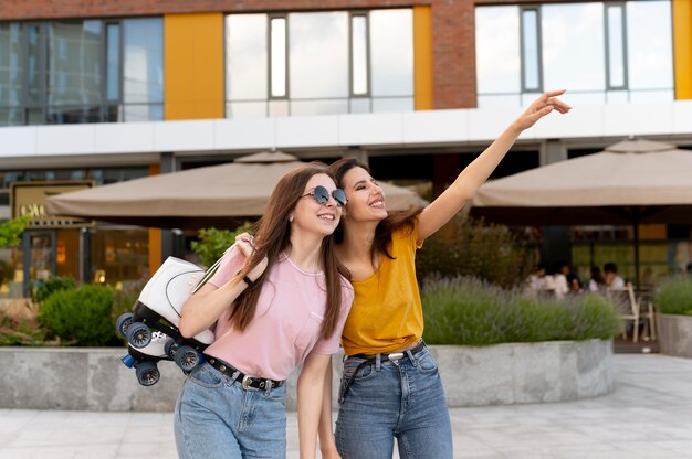 Deux amies passent du temps ensemble à l'extérieur et portent des patins à roulettes