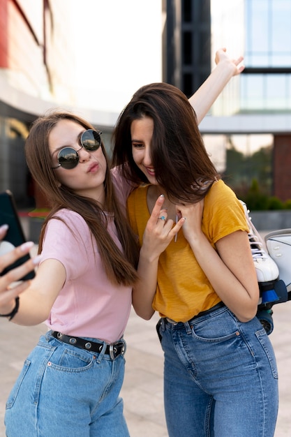 Deux amies passent du temps ensemble à l'extérieur et prennent un selfie