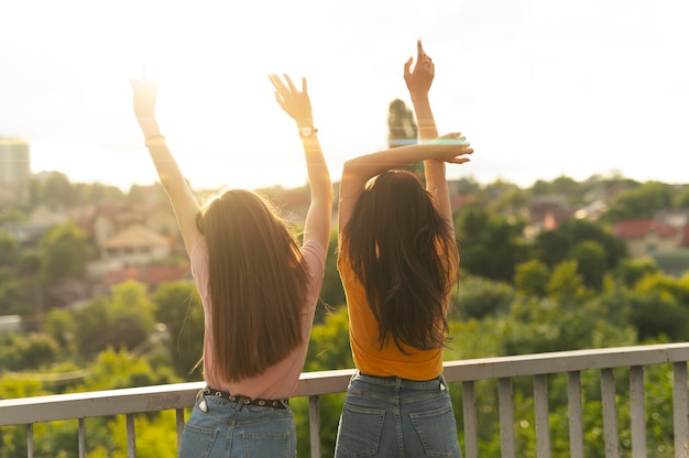 Deux amies passent du temps ensemble à l'extérieur