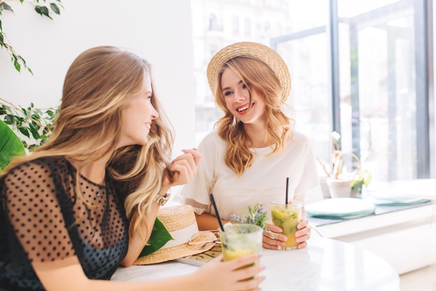 Deux amies se reposant ensemble dans un café préféré et partageant des nouvelles heureuses de se voir