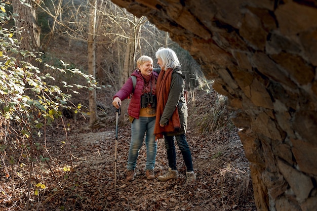 Deux amies seniors profitant d'une randonnée dans la nature