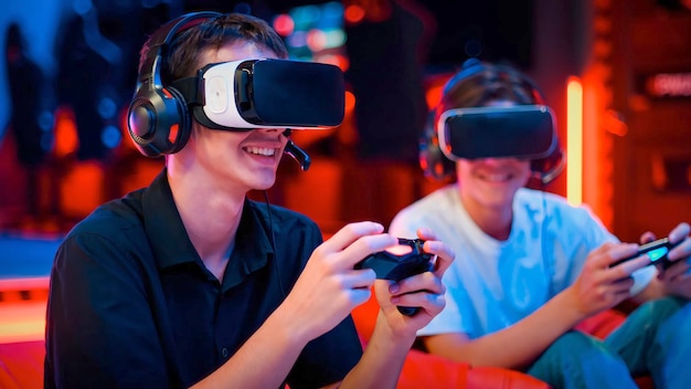 Photo gratuite deux amis adolescents jouent à une console de jeu avec un casque et des écouteurs vr à l'aide de manettes de jeu