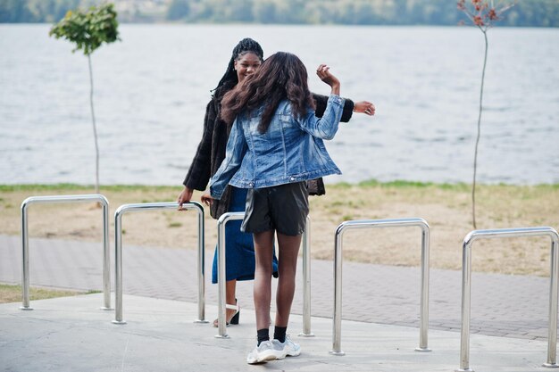 Deux amis afro-américains à la peau foncée, l'un d'eux, modèle taille plus, deuxième mince, s'amuser et passer du temps ensemble